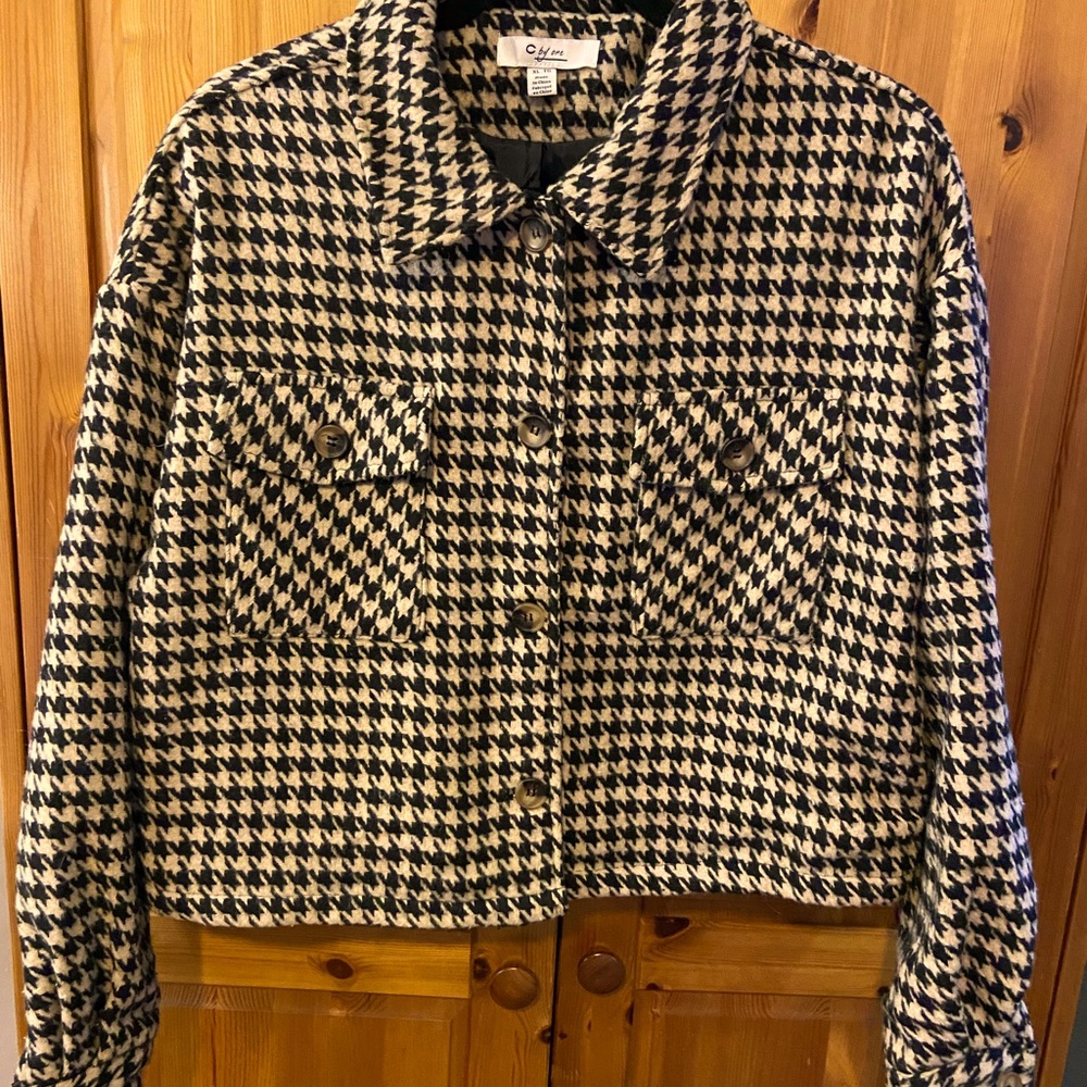 Houndstooth cropped shacket. Light camel and black. C by One XL